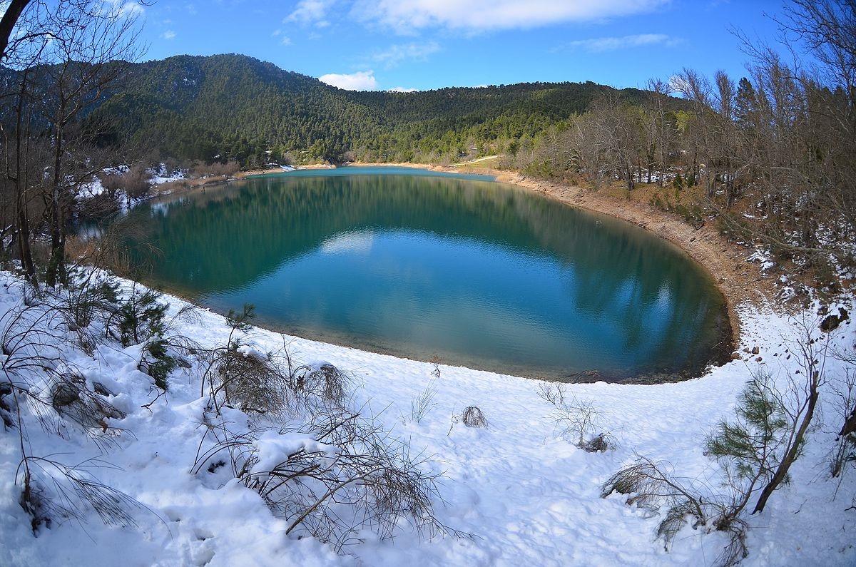 Tsivlos_Lake,_Mountain_Chelmos